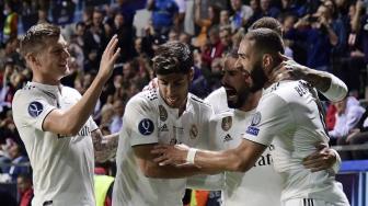 Penyerang Real Madrid Karim Benzema (kanan) merayakan golnya ke gawang Atletico Madrid bersama rekan setimnya saat dalam perebutan Piala Super Eropa di Tallinn. JAVIER SORIANO / AFP 