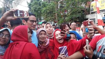 Rayakan HUT RI di Jalan Jaksa, Sandiaga Uno Dipeluk Emak-emak