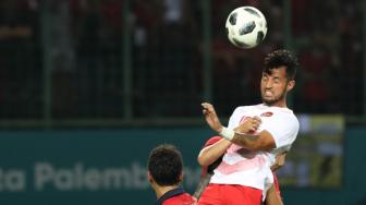 Pesepak bola Indonesia Stefano Lilipaly (kanan) berebut bola dengan pesepakbola Lathasay Lounlasy (kiri) pada laga penyisihan Grup A cabang sepak bola Asian Games 2018 yang berlangsung di Stadion Patriot Bekasi Jawa Barat, Jumat (17/8/2018). INASGOC/Carlie