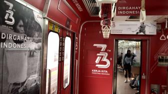 PT Kereta Commuter Indonesia (PT KCI), membuat gerbong tematik HUT RI dan Asian Games dalam rangka memperingati hari ulang tahun kemerdekaan ke 73 Republik Indonesia.[Suara.com/Muhaimin A Untung]