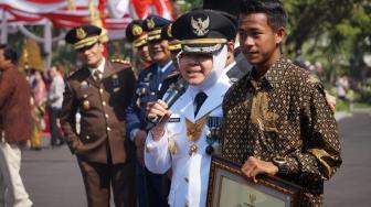 Bawa Indonesia Juara Piala AFF U-16, Supriadi Terima Penghargaan