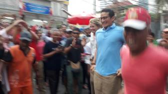 Balap Karung di Jalan Jaksa, Sandiaga Uno Kalahkan Bule