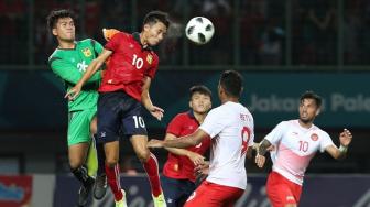 Kiper Laos Saymanolynh Paseuth (kiri) dan pesepak bola Laos lathasy Lounlasy (dua kanan) berhasil mematahkan serangan pesepakbola Indonesia Stefano Lilipaly (kanan) dan Alberto Goncalves pada laga penyisihan Grup A cabang sepak bola Asian Games 2018 yang berlangsung di Stadion Patriot Bekasi Jawa Barat, Jumat (17/8/2018). INASGOC/Carlie