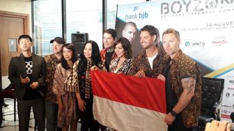 Bendera Merah Putih dan Nasi Goreng di Konser Boyzone