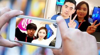 With Me: Aplikasi Selfie dan Komunikasi dengan Orang Meninggal