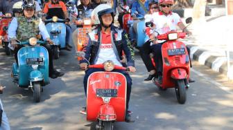 Kalau Jokowi Geber Naked Bike, Ganjar Pranowo Tumpangi Vespa