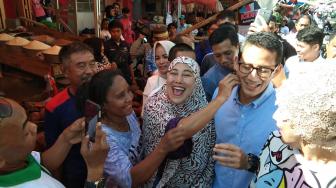 Sandiaga Uno Jadi Rebutan Emak-emak di Pasar Terong Makassar