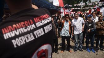 Anggota Disabilitas Indonesia Pospera (Posko Perjuangan Rakyat) Tuna Rungu Indonesia mendeklarasikan dukungan terhadap Jokowi di Jakarta, Minggu (19/8). Disabilitas Indonesia Pospera Tuna Rungu Indonesia mendeklarasikan dukungan kepada pasangan bakal capres-cawapres Joko Widodo (Jokowi) dan KH Ma'ruf Amin. [Suara.com/Muhaimin A Untung]