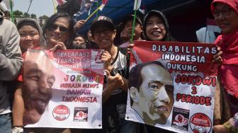 Anggota Disabilitas Indonesia Pospera (Posko Perjuangan Rakyat) Tuna Rungu Indonesia mendeklarasikan dukungan terhadap Jokowi di Jakarta, Minggu (19/8). Disabilitas Indonesia Pospera Tuna Rungu Indonesia mendeklarasikan dukungan kepada pasangan bakal capres-cawapres Joko Widodo (Jokowi) dan KH Ma'ruf Amin. [Suara.com/Muhaimin A Untung]