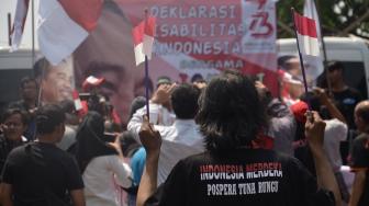 Anggota Disabilitas Indonesia Pospera (Posko Perjuangan Rakyat) Tuna Rungu Indonesia mendeklarasikan dukungan terhadap Jokowi di Jakarta, Minggu (19/8). Disabilitas Indonesia Pospera Tuna Rungu Indonesia mendeklarasikan dukungan kepada pasangan bakal capres-cawapres Joko Widodo (Jokowi) dan KH Ma'ruf Amin. [Suara.com/Muhaimin A Untung]