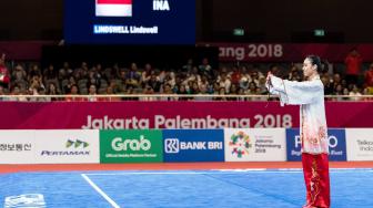 Atlet Indonesia Lindswell Kwok saat beraksi di nomor Taijijian Putri Asian Games 2018 di JIExpo, Kemayoran, Jakarta, Senin (20/8/2018). [Antara/INASGOC/Ismar Patrizki]