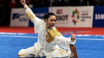 Atlet wushu putri Indonesia Lindswell Kwok saat tampil di nomor Taijiquan dan Tajijian All Around di Asian Games 2018, di JIExpo Kemayoran, Jakarta, Minggu (19/8/2018). [Antara/INASGOC/Ismar Patrizki]