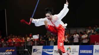 Atlet Indonesia Lindswell Kwok saat beraksi di nomor Taijijian Putri Asian Games 2018 di JIExpo, Kemayoran, Jakarta, Senin (20/8/2018). [Antara/INASGOC/Ismar Patrizki]