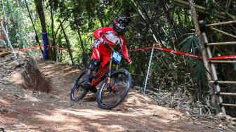 Atlet balap sepeda Indonesia, Khoiful Mukhib, ketika beraksi di Seeding Run Men Elite Downhill Asian Games 2018 di Khe Bun Hill, Subang, Jawa Barat, Senin (20/8/2018). [Antara/INASGOC/Aji Wisnu Novianto]