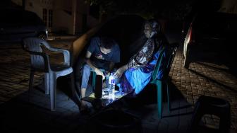 Warga memilih tetap berada diluar rumah pascagempa di Ampenan, Mataram, NTB, Minggu (19/8). ANTARA FOTO/Ahmad Subaidi