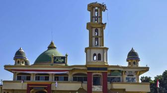 Seorang laki-laki melintas di dekat masjid yang kubah menaranya roboh akibat gempa di Labuhan Lombok , Kecamatan Pringgabaya, Lombok Timur, NTB, Senin (20/8). ANTARA FOTO/Ahmad Subaidi