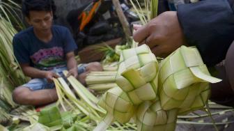 Pedagang kulit ketupat menata barang dagangannya di Pasar Ciracas, Jakarta, Selasa (21/8). Jelang hari raya Idul Adha, pedagang kulit ketupat dadakan mulai bermunculan. Pedagang sengaja menjual kulit ketupat menjelang lebaran karena tergiur keuntungan yang cukup besar. [Suara.com/Muhaimin A Untung]