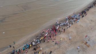 Menghadap Laut, Cara Menteri Susi Ajak Warga Bersihkan Pantai