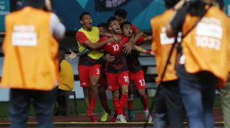 Pesepak bola Indonesia Stefano Lilipaly (tengah) saat merayakan golnya pada pada penyisihan Grup A cabang Sepak Bola Asian Games 2018 yang berlangsung di Stadion Patriot Bekasi Jawa Barat,Senin (20/8/2018). ANTARA FOTO/INASGOC