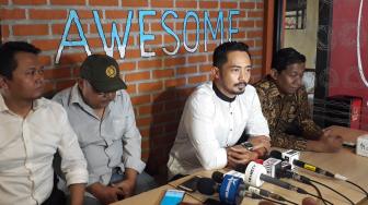 Sempat Cek-cok, Ini Bukti Yama Carlos dan Istri Mesra Lagi