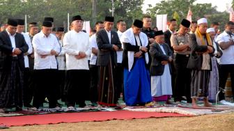 Sarungan, Jokowi Sholat Idul Adha di Lapangan Tegar Beriman Bogor