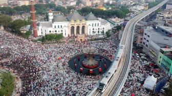 Hari ini seluruh umat muslim di Indonesia serentak melaksanakan salat Idul Adha 1439 H sesuai dengan jadwal yang ditetapkan Pemerintah dan kemudian dilanjutkan dengan penyembelihan hewan kurban. ANTARA FOTO