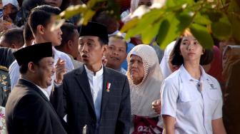 Presiden Joko Widodo menunaikan Salat Idul Adha berjamaah bersama masyarakat yang tinggal di sekitar Kabupaten Bogor, Jawa Barat. [ANTARA FOTO/Yulius Satria Wijaya]