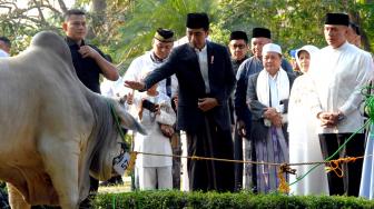 Presiden Joko Widodo menunaikan Salat Idul Adha berjamaah bersama masyarakat yang tinggal di sekitar Kabupaten Bogor, Jawa Barat. [ANTARA FOTO/Yulius Satria Wijaya]