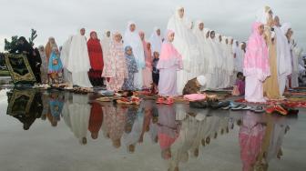 Hari ini seluruh umat muslim di Indonesia serentak melaksanakan salat Idul Adha 1439 H sesuai dengan jadwal yang ditetapkan Pemerintah dan kemudian dilanjutkan dengan penyembelihan hewan kurban. ANTARA FOTO