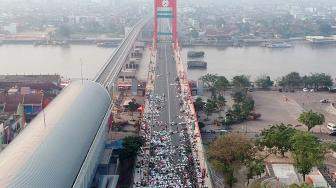 Hari ini seluruh umat muslim di Indonesia serentak melaksanakan salat Idul Adha 1439 H sesuai dengan jadwal yang ditetapkan Pemerintah dan kemudian dilanjutkan dengan penyembelihan hewan kurban. ANTARA FOTO