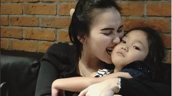 Cantiknya Putri Ayu Ting Ting dengan Rambut Lurusnya, Sungguh Membius!