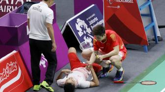 Langkah  Anthony Sinisuka Ginting terhenti saat melawan pemain China, Shi Yuqi pada final Bulutangkis Beregu Putra Asian Games 2018 di Jakarta karena kondisi kakinya yang sakit.[ANTARA FOTO/ INASGOC]