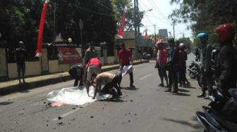 Sopir Mobil Mewah Tabrak Mati Pemotor yang Acungkan Jari Tengah