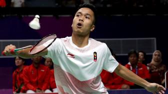 Langkah Anthony Sinisuka Ginting terhenti saat melawan pemain China, Shi Yuqi pada final Bulutangkis Beregu Putra Asian Games 2018 di Jakarta karena kondisi kakinya yang sakit.[ANTARA FOTO/ INASGOC]