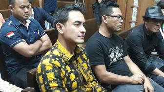 Berbatik Kuning Hitam, Zumi Zola Jalani Sidang Korupsi Perdana