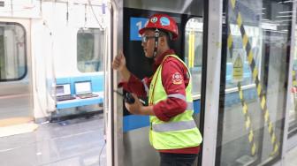 Dalam tinjauan itu Anies berharap MRT dapat beroperasi tepat waktu yaitu pada bulan Maret 2019.[Suara.com/Oke Dwi Atmaja]