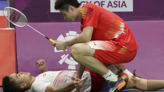 Langkah Anthony Sinisuka Ginting terhenti saat melawan pemain China, Shi Yuqi pada final Bulutangkis Beregu Putra Asian Games 2018 di Jakarta karena kondisi kakinya yang sakit.[ANTARA FOTO/ INASGOC]