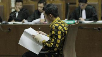 Sidang Perdana, Tangan Zumi Zola Dibungkus Gips