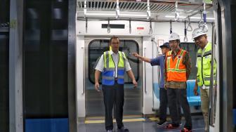 Dalam tinjauan itu Anies berharap MRT dapat beroperasi tepat waktu yaitu pada bulan Maret 2019.[Suara.com/Oke Dwi Atmaja]