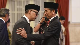  Agus Gumiwang dilantik sebagai Menteri Sosial karena Idrus Marham mengundurkan diri seusai menerima surat penyidikan dari KPK terkait kasus suap proyek PLTU Riau-1. ANTARA FOTO/Hafidz Mubarak
