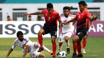 Pesepak bola Indonesia I Putu Gede (kedua kiri) mempertahankan bola dari pesepak bola Uni Emirat Arab Zayed Alameri (kiri) pada pertandingan Babak16 besar Asian Games ke 18 di Stadion Wibawa Mukti, Cikarang, Jawa Barat, Jum'at (24/8). ANTARA FOTO/INASGOC/Arif Nugroho