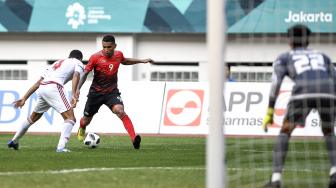 Pesepak bola Indonesia Alberto Goncalves (tengah) berebut bola pesepak bola Uni Emirat Arab Salem Alsharji (kiri) saat bertanding pada babak 16 besar Asian Games ke-18 di Stadion Wibawa Mukti, Cikarang, Jawa Barat, Jumat (24/8). ANTARA FOTO/INASGOC/Dhemas Reviyanto