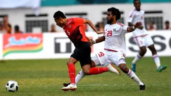 Pesepak bola Indonesia Evan Dimas (kiri) coba melewati hadangan pesepak bola Uni Emirat Arab Rashed Musabbah saat pertandingan Babak16 besar Asian Games ke 18 di Stadion Wibawa Mukti, Cikarang, Jawa Barat, Jum'at (24/8). ANTARA FOTO/INASGOC/Arif Nugroho