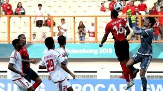 Penjaga gawang tim sepak bola Uni Emirat Arab, Mohamed Alshamsi (kanan) menepis bola dari sundulan kepala pesepak bola Indonesia, Hansamu Yama (dua kanan) pada Babak 16 Besar pada Asian Games 2018 di Stadion Wibawa Mukti, Cikarang, Jawa Barat, Jumat (24/08). ANTARA FOTO/INASGOC/Ary Kristianto