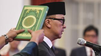  Agus Gumiwang dilantik sebagai Menteri Sosial karena Idrus Marham mengundurkan diri seusai menerima surat penyidikan dari KPK terkait kasus suap proyek PLTU Riau-1. ANTARA FOTO/Hafidz Mubarak
