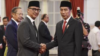  Agus Gumiwang dilantik sebagai Menteri Sosial karena Idrus Marham mengundurkan diri seusai menerima surat penyidikan dari KPK terkait kasus suap proyek PLTU Riau-1. ANTARA FOTO/Hafidz Mubarak
