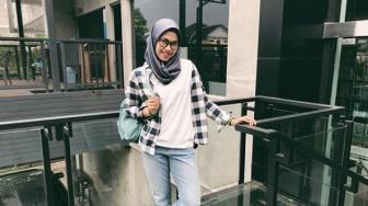 Tiru Gaya Hijab Peraih Medali Emas Defia Rosmaniar, Simpel Banget