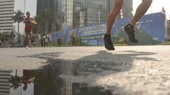 Para pelari saat tampil pada nomor marathon putra Asian Games 2018 di jalan Jendral Sudirman Jakarta, Sabtu (25/8). [Suara.com/Muhaimin A Untung]