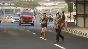 Para pelari saat tampil pada nomor marathon putra Asian Games 2018 di jalan Jendral Sudirman Jakarta, Sabtu (25/8). [Suara.com/Muhaimin A Untung]