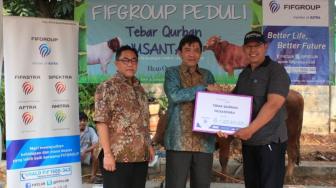 FIFGroup Serahkan 443 Ekor Kurban bagi Masyarakat Indonesia